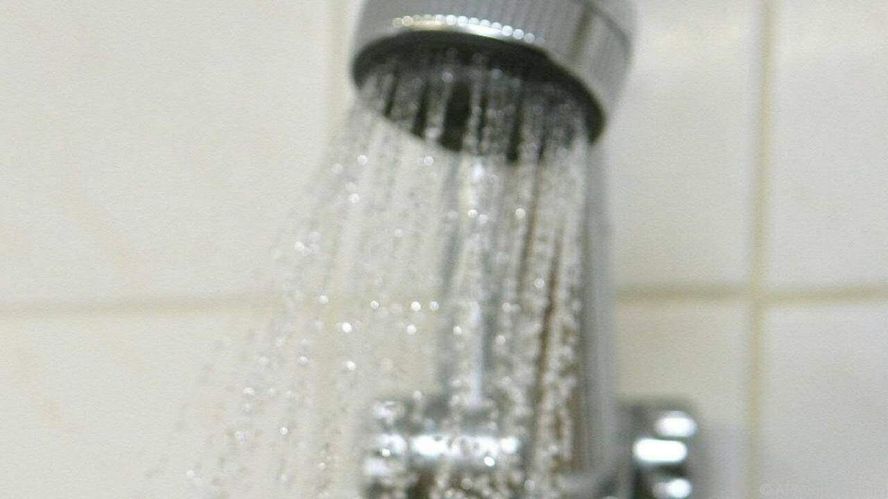 Zur Strafe unter die heiße Dusche: Mädchen in Lebensgefahr