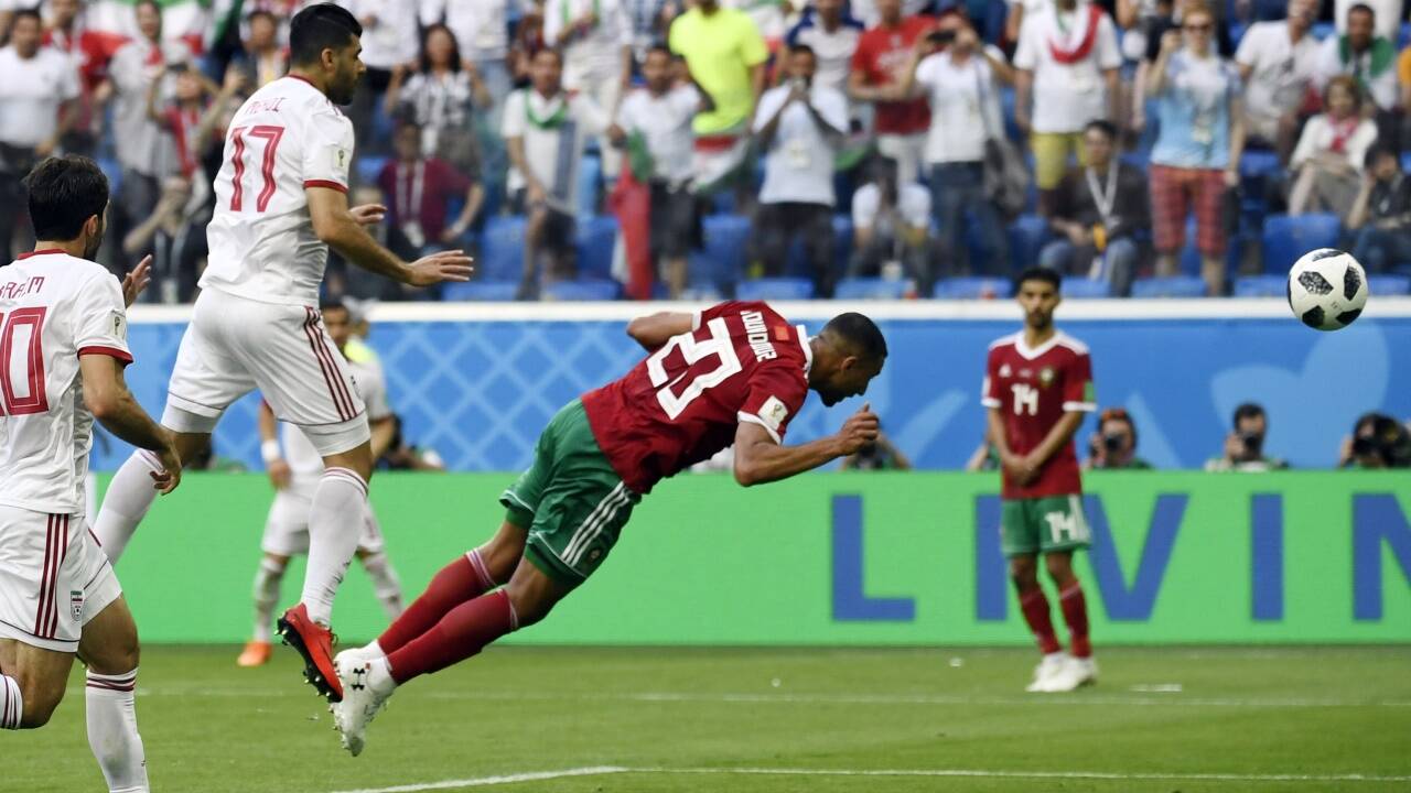 1:0 für Iran – Marokkos Aziz Bouhaddouz (M.) erzielt in der 96. Minute ein Eigentor per Kopf. 