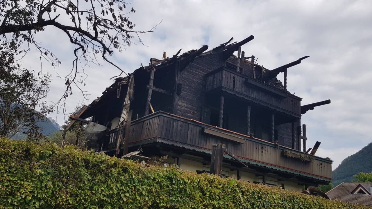 Die Feuerwehr musste das Blechdach abreißen, um den Brand löschen zu können. 