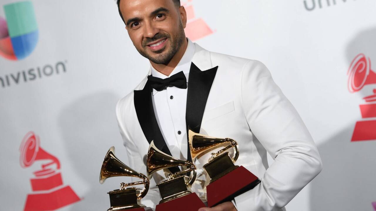 Luis Fonsi, der Hitlieferant des Jahres 2017, hier mit drei Grammys. 