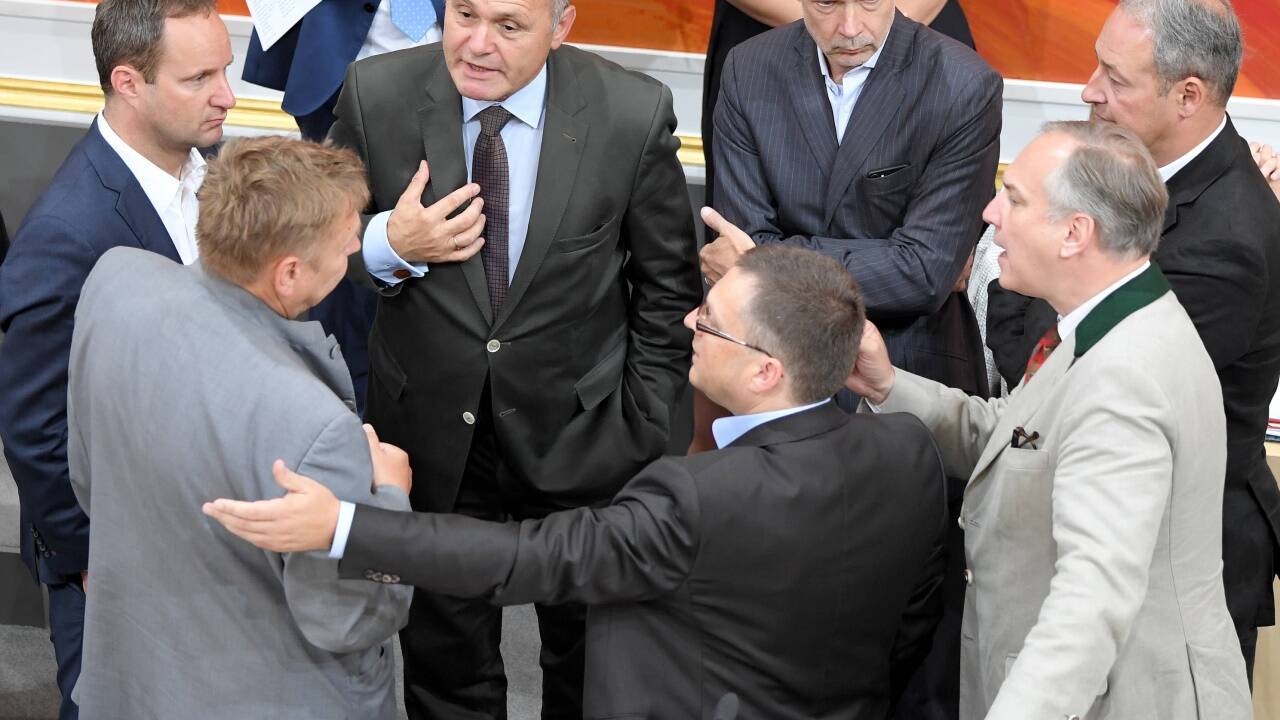 Hitzige Debatte im Nationalrat: (v.l.) Matthias Strolz (NEOS), Wolfgang Zinggl (Pilz), NR-Präsident Wolfgang Sobotka, August Wöginger (ÖVP), Parlamentsdirektor Harald Dossi, Walter Rosenkranz (FPÖ) und Andreas Schieder (SPÖ). 