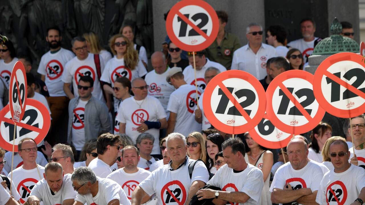 Kundgebung gegen den 12-Stunden-Tag. 
