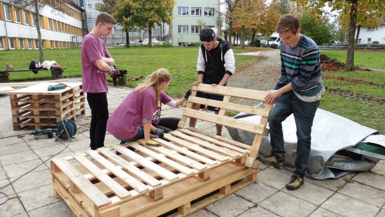 Schüler gestalten ihren Schulhof zur grünen Oase um