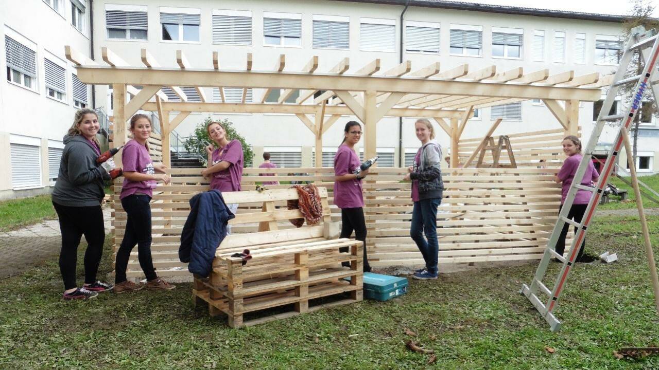 Schüler gestalten ihren Schulhof zur grünen Oase um