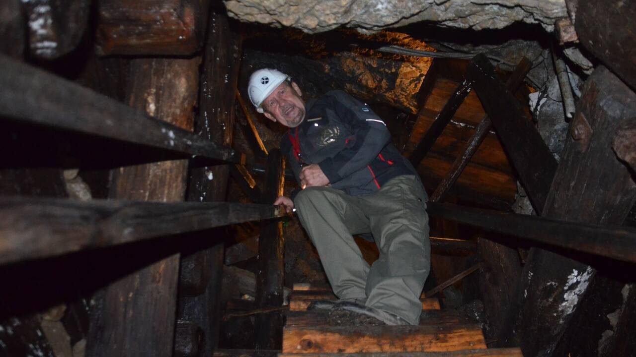 Hans-Werner Pelzmann bei einer Führung durch das Stollensystem. 