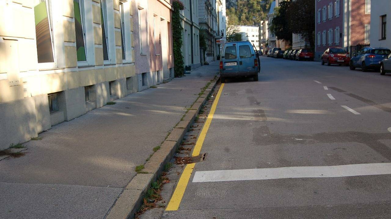 Gelbe Linien am Straßenrand sorgen für Verwirrung