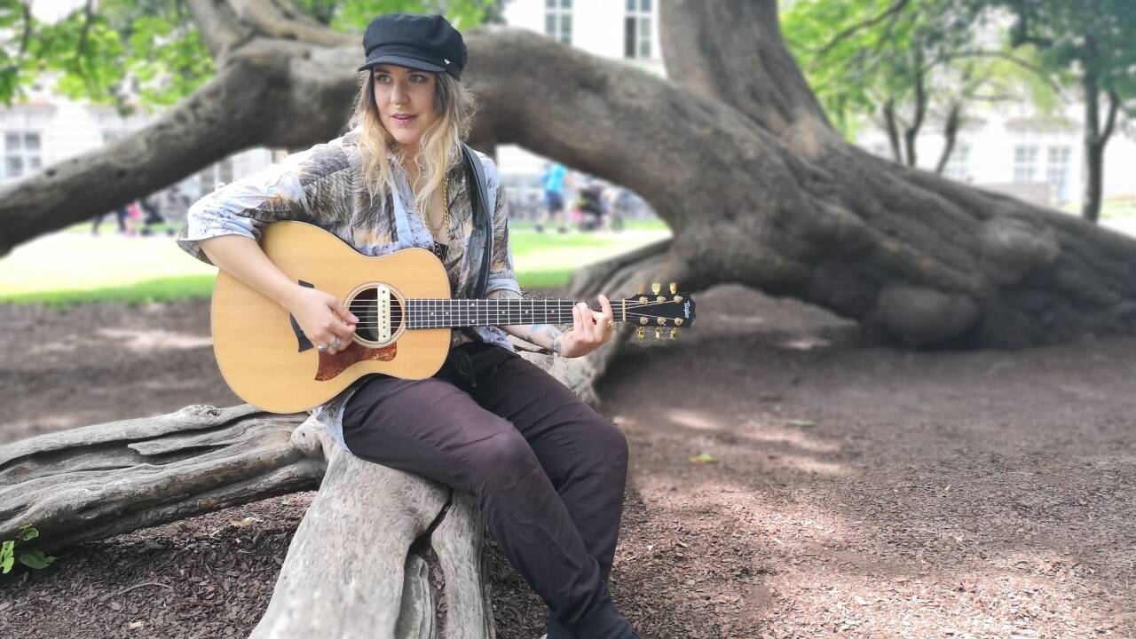 Amy Wald spielt ihren neuesten Song „Liebesleben“. 