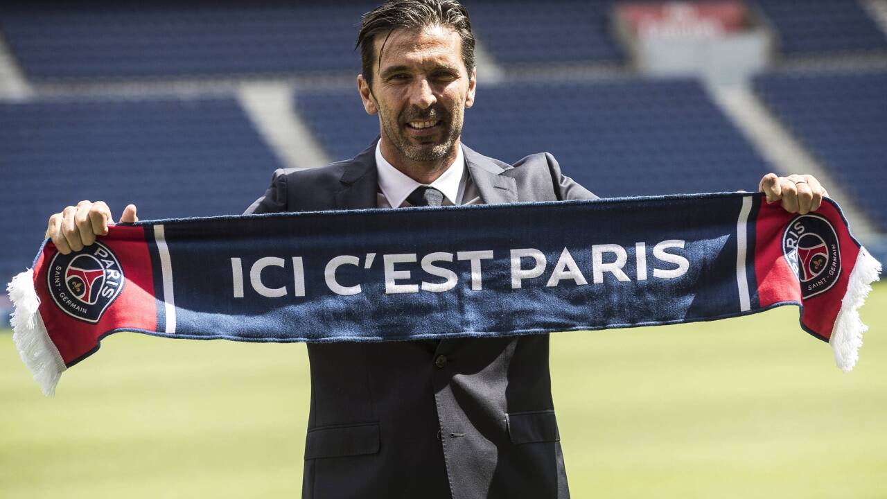 „Hier ist Paris“ – Gianluigi Buffon mit einem Fanschal seines neuen Vereins Paris Saint Germain. 
