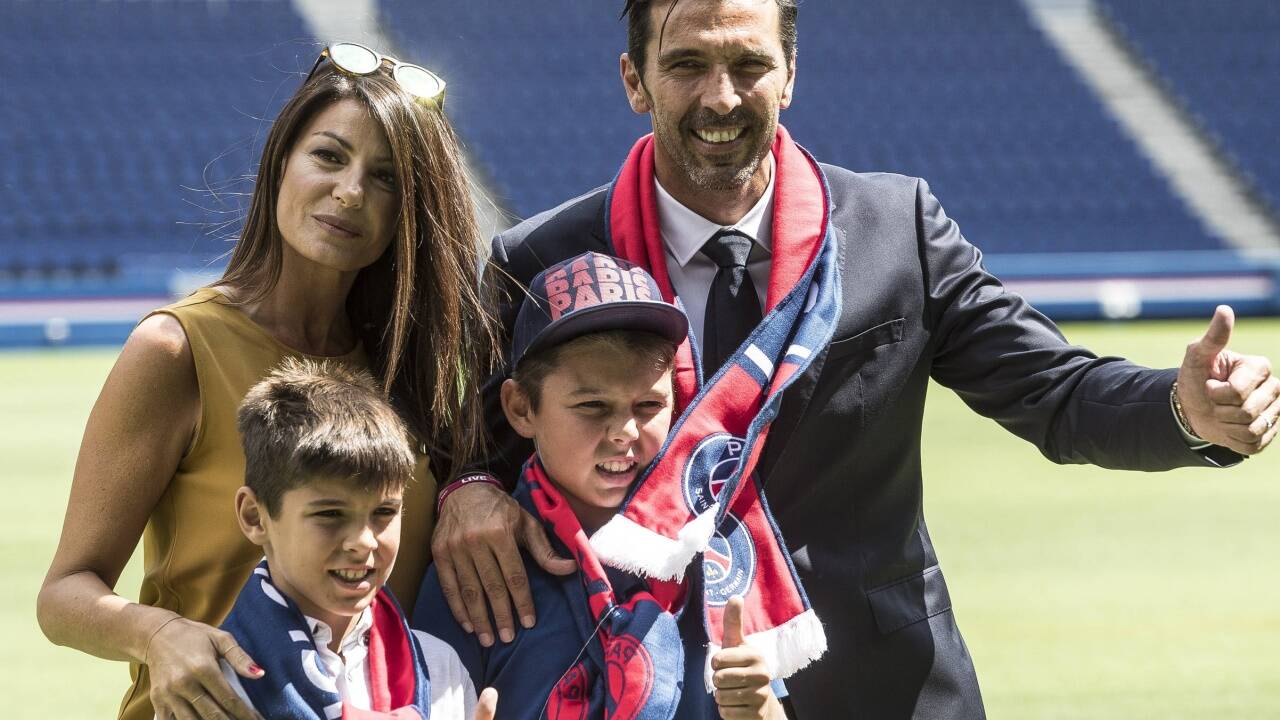Happy family: Gianluigi Buffon mit Lebensgefährtin Clara d’Amico und den Söhnen Louis-Thomas und David-Lee. 