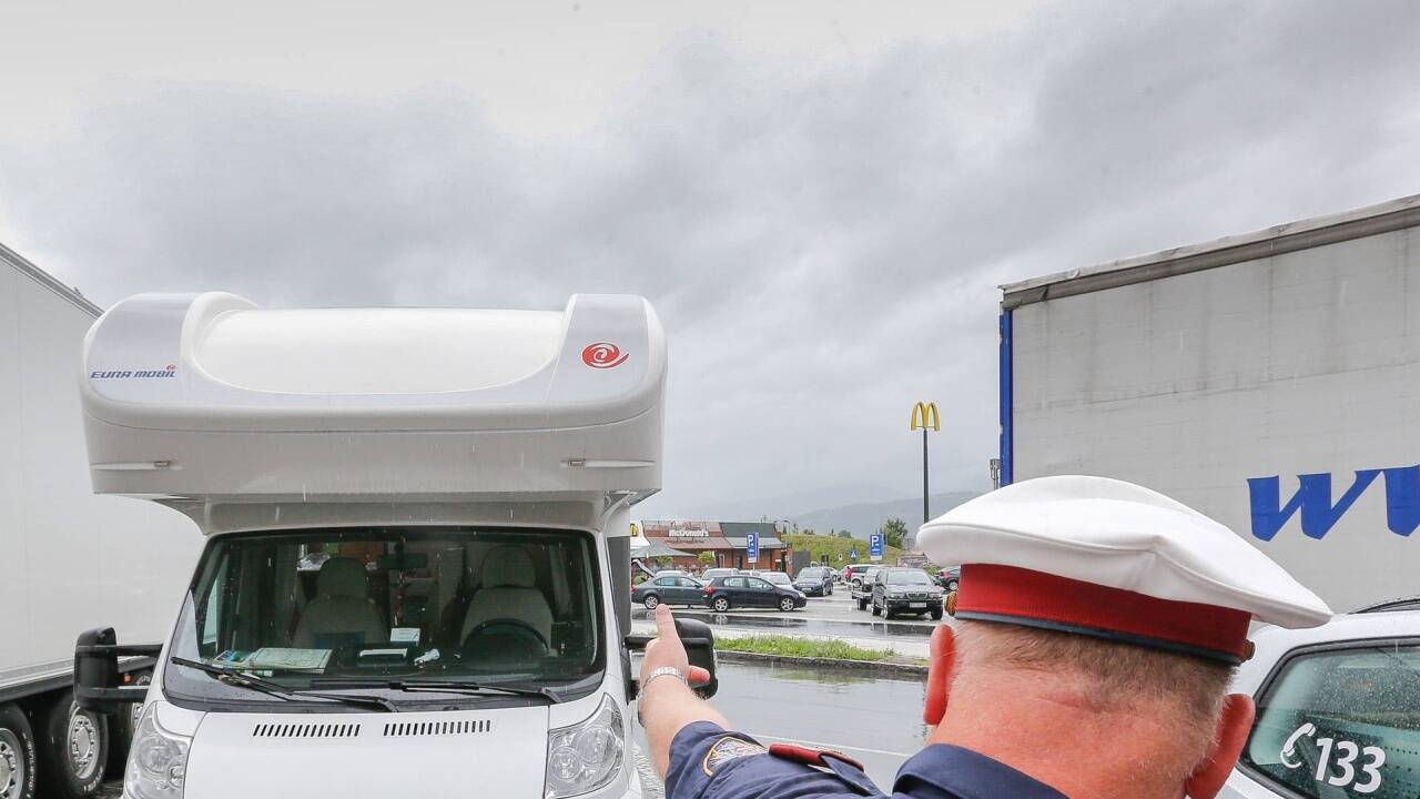 Auf Autobahnparkplätzen abgestellte Wohnmobile werden häufig Ziel von Einbrechern (Symbolbild).  