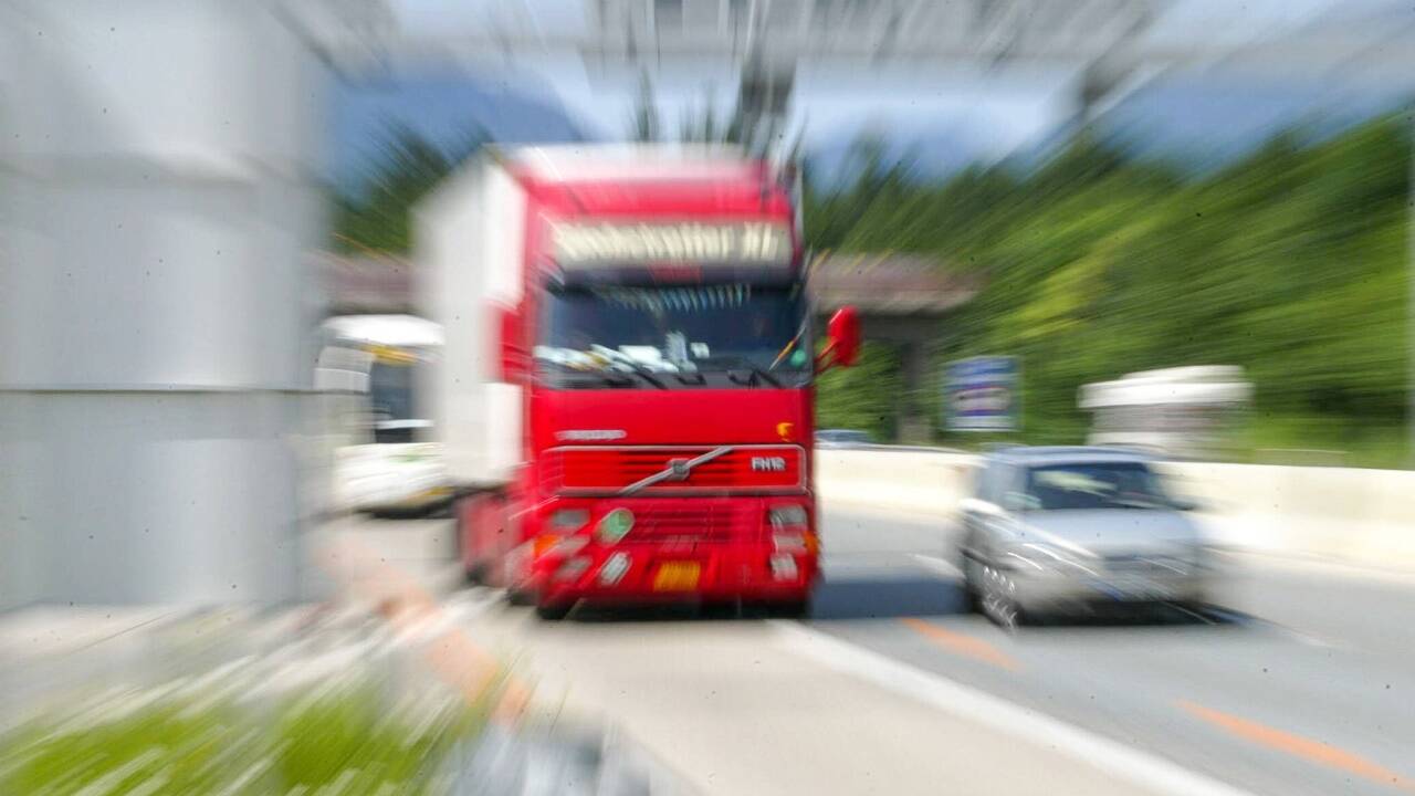 Seit Anfang Juli müssen Lkw auch auf deutschen Bundesstraßen für jeden gefahrenen Kilometer zahlen.  