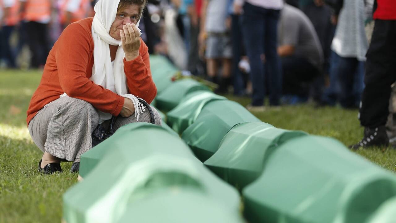 Beisetzung weiterer Opfer in Potocari anlässlich des 23. Jahrestages des Massakers von Sebrenica. 