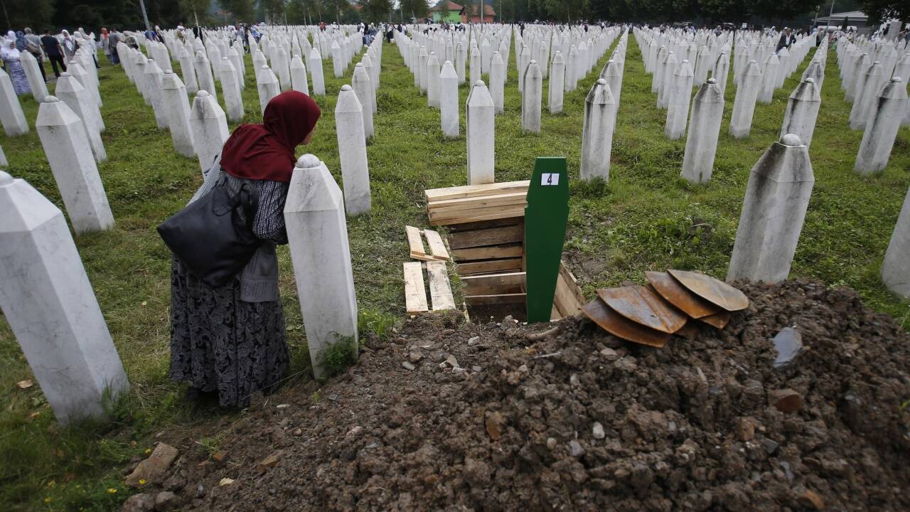 Beisetzung weiterer Opfer in Potocari anlässlich des 23. Jahrestages des Massakers von Sebrenica. 