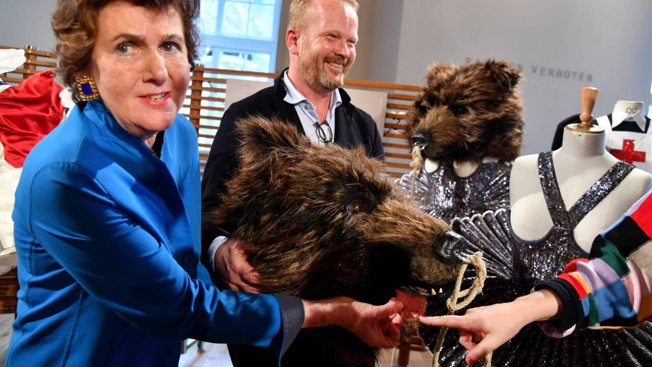 Kostümleiter Jan Meier, Festspielpräsidentin Helga Rabl-Stadler, bei einem Pressetermin am Mittwoch, 11. Juli 2018, im Festspielhaus, wo die für Mozarts "Zauberflöte" mit Swarovski-Kristallen besetzten Kostüme präsentiert wurden. Kostümleiter Jan Meier, Festspielpräsidentin Helga Rabl-Stadler, bei einem Pressetermin am Mittwoch, 11. Juli 2018, im Festspielhaus, wo die für Mozarts 'Zauberflöte' mit Swarovski-Kristallen besetzten Kostüme präsentiert wurden.