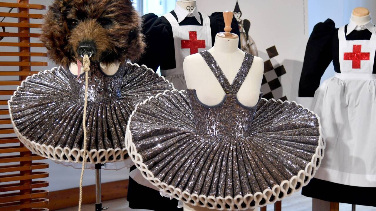 Kristallbesetzte Kostüme für die Oper "Zauberflöte" bei einem Pressetermin am Mittwoch, 11. Juli 2018, im Festspielhaus. Kristallbesetzte Kostüme für die Oper 'Zauberflöte' bei einem Pressetermin am Mittwoch, 11. Juli 2018, im Festspielhaus.