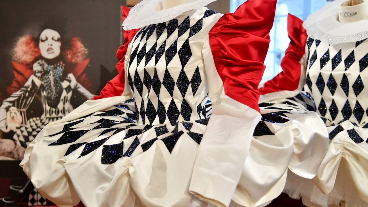 Kristallbesetzte Kostüme für die Oper "Zauberflöte" bei einem Pressetermin am Mittwoch, 11. Juli 2018, im Festspielhaus. Kristallbesetzte Kostüme für die Oper 'Zauberflöte' bei einem Pressetermin am Mittwoch, 11. Juli 2018, im Festspielhaus.