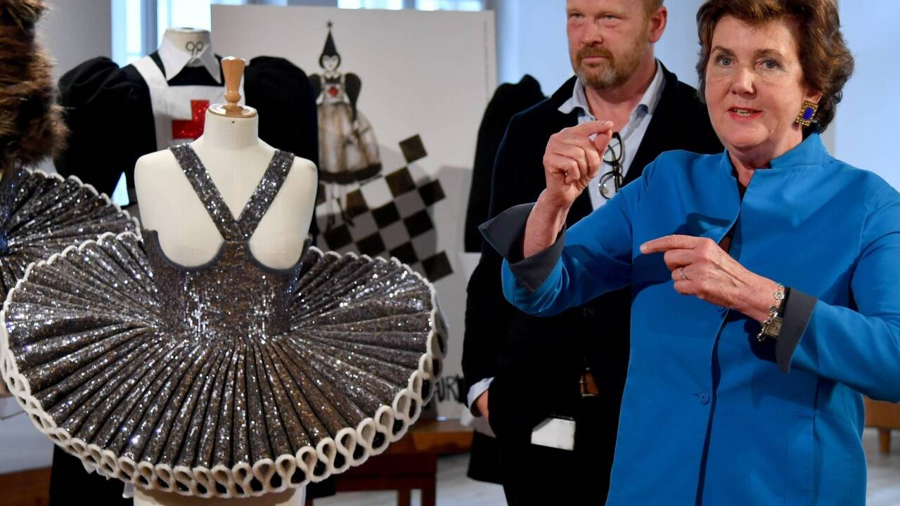 Kostümleiter Jan Meier, Festspielpräsidentin Helga Rabl-Stadler, bei einem Pressetermin am Mittwoch, 11. Juli 2018, im Festspielhaus, wo die für Mozarts "Zauberflöte" mit Swarovski-Kristallen besetzten Kostüme präsentiert wurden. Kostümleiter Jan Meier, Festspielpräsidentin Helga Rabl-Stadler, bei einem Pressetermin am Mittwoch, 11. Juli 2018, im Festspielhaus, wo die für Mozarts 'Zauberflöte' mit Swarovski-Kristallen besetzten Kostüme präsentiert wurden.