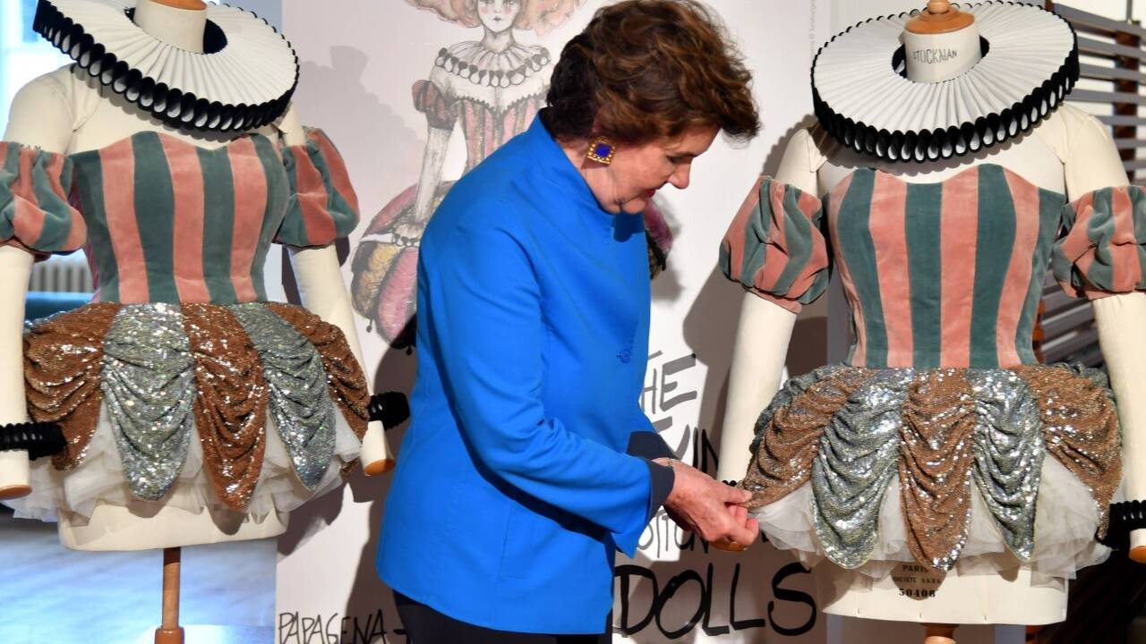 Festspielpräsidentin Helga Rabl-Stadler bei einem Pressetermin am Mittwoch, 11. Juli 2018, im Festspielhaus, wo die für Mozarts "Zauberflöte" mit Swarovski-Kristallen besetzten Kostüme präsentiert wurden. Festspielpräsidentin Helga Rabl-Stadler bei einem Pressetermin am Mittwoch, 11. Juli 2018, im Festspielhaus, wo die für Mozarts 'Zauberflöte' mit Swarovski-Kristallen besetzten Kostüme präsentiert wurden.