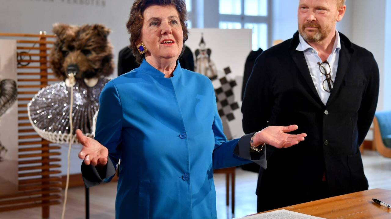 Festspielpräsidentin Helga Rabl-Stadler, Kostümleiter Jan Meier, bei einem Pressetermin am Mittwoch, 11. Juli 2018, im Festspielhaus, wo die für Mozarts "Zauberflöte" mit Swarovski-Kristallen besetzten Kostüme präsentiert wurden. Festspielpräsidentin Helga Rabl-Stadler, Kostümleiter Jan Meier, bei einem Pressetermin am Mittwoch, 11. Juli 2018, im Festspielhaus, wo die für Mozarts 'Zauberflöte' mit Swarovski-Kristallen besetzten Kostüme präsentiert wurden.