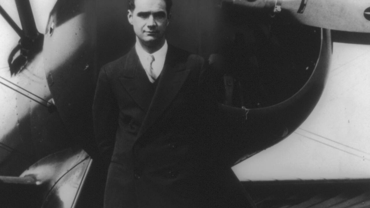 1938: Der US-Millionär Howard Hughes beendet mit seiner zweimotorigen „Lockheed“ seinen Flug rund um die Erde. Hughes brauchte drei Tage, 19 Stunden, 17 Minuten und 10 Sekunden und lässt damit alle Rekorde bei Langstreckenflüge hinter sich. 1938: Der US-Millionär Howard Hughes beendet mit seiner zweimotorigen „Lockheed“ seinen Flug rund um die Erde. Hughes brauchte drei Tage, 19 Stunden, 17 Minuten und 10 Sekunden und lässt damit alle Rekorde bei Langstreckenflüge hinter sich.