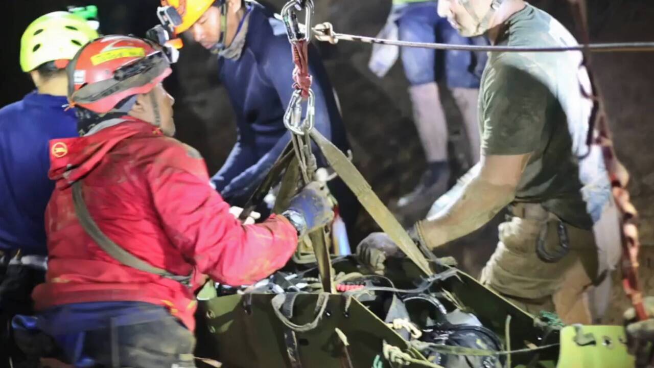 Rettungskräfte beim Abtransport eines der Burschen in der Höhle. 