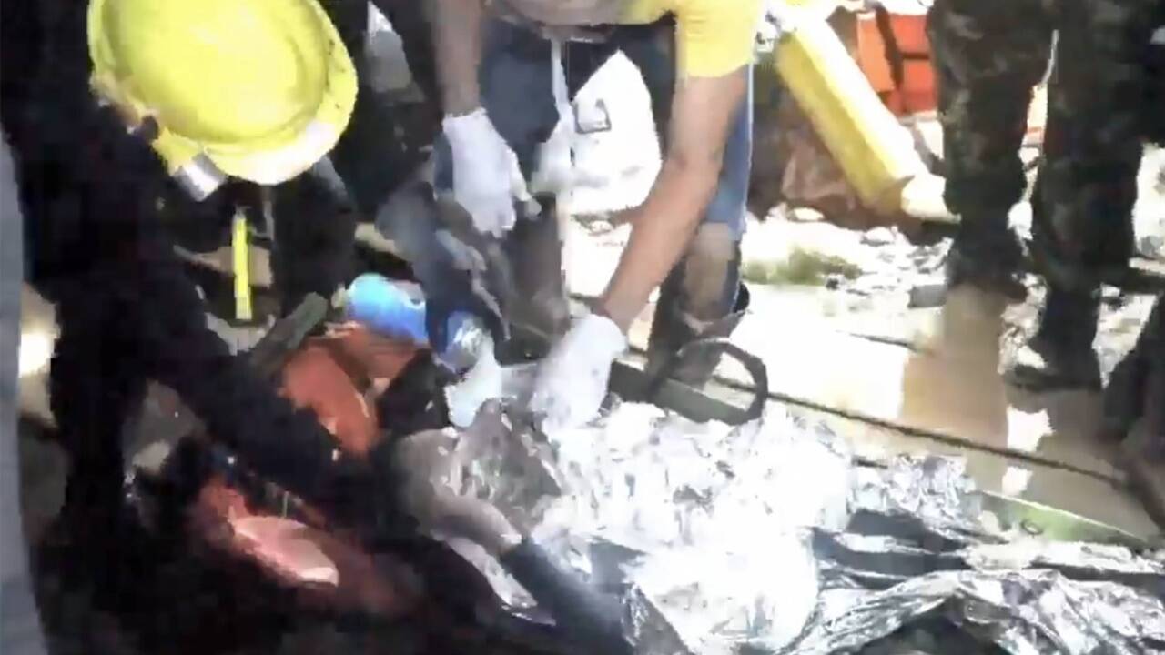 Rettungskräfte beim Abtransport eines der Burschen in der Höhle. 
