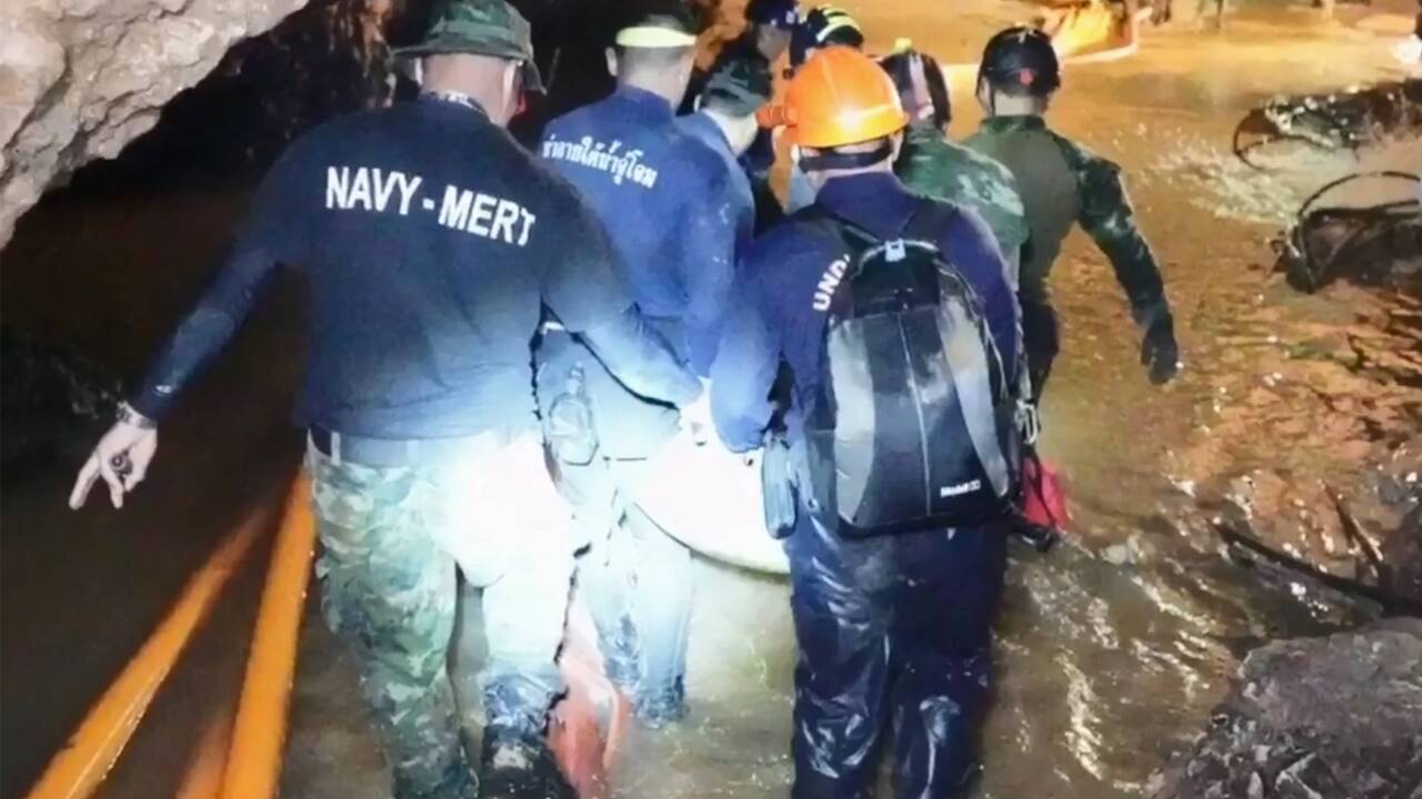 Rettungskräfte beim Abtransport eines der Burschen in der Höhle. 