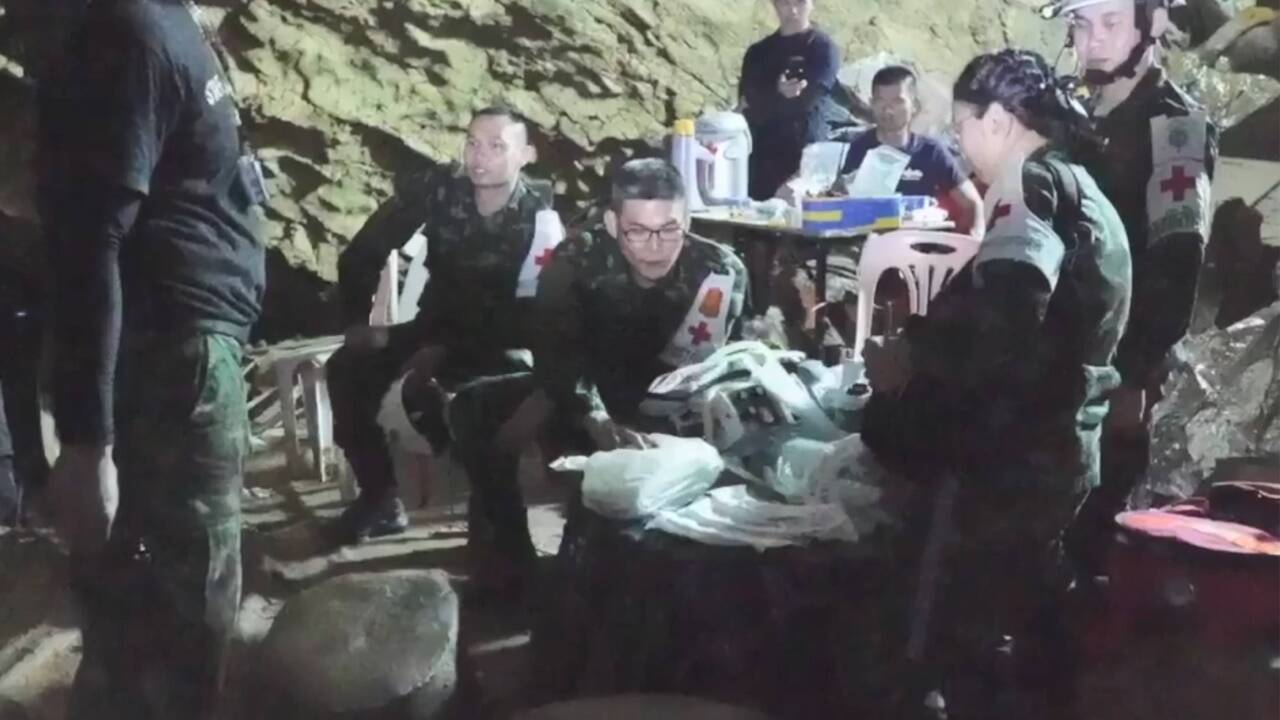 Einsatzkräfte in der Höhle. 