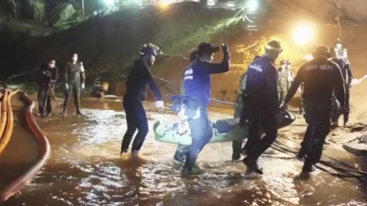 Rettungskräfte beim Abtransport eines der Burschen in der Höhle. 