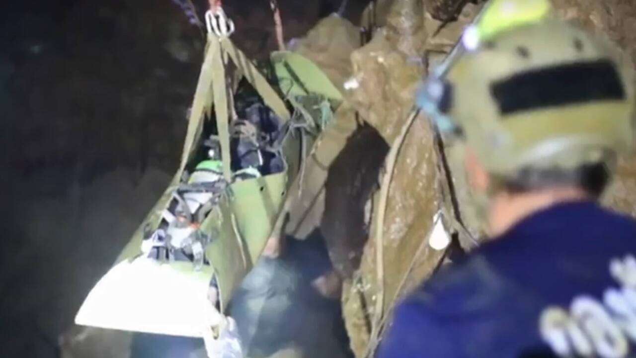 Rettungskräfte beim Abtransport eines der Burschen in der Höhle. 
