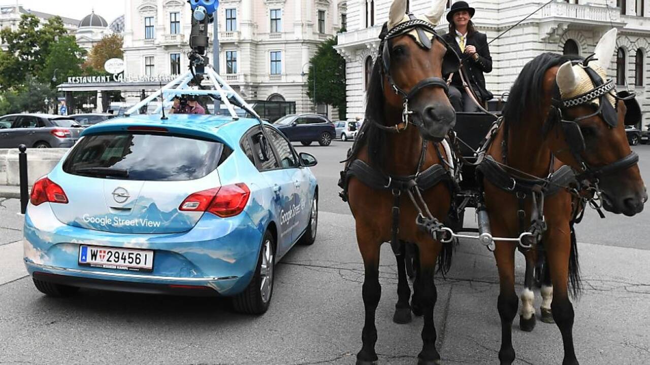 Das Google-Auto inmitten einer klassischen Wiener Szenerie 