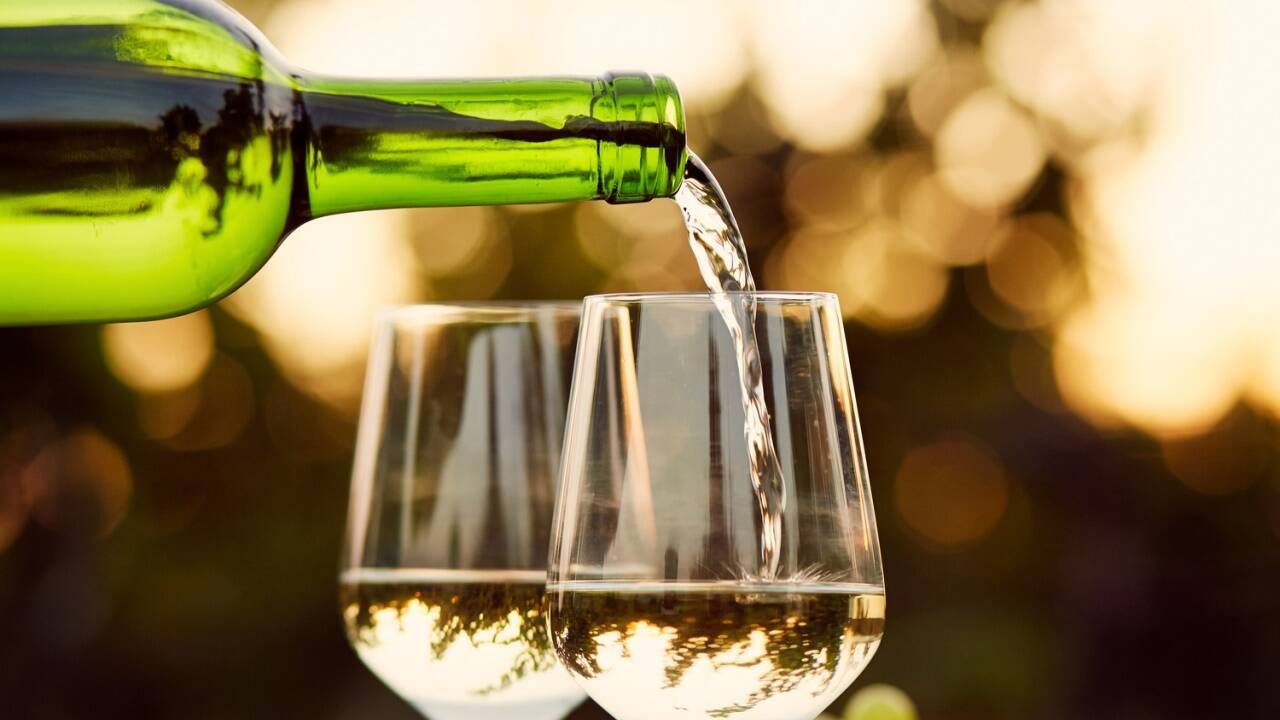 Prickelndes Wasser und meistens Weißwein – das ist der typische Gspritzte. 