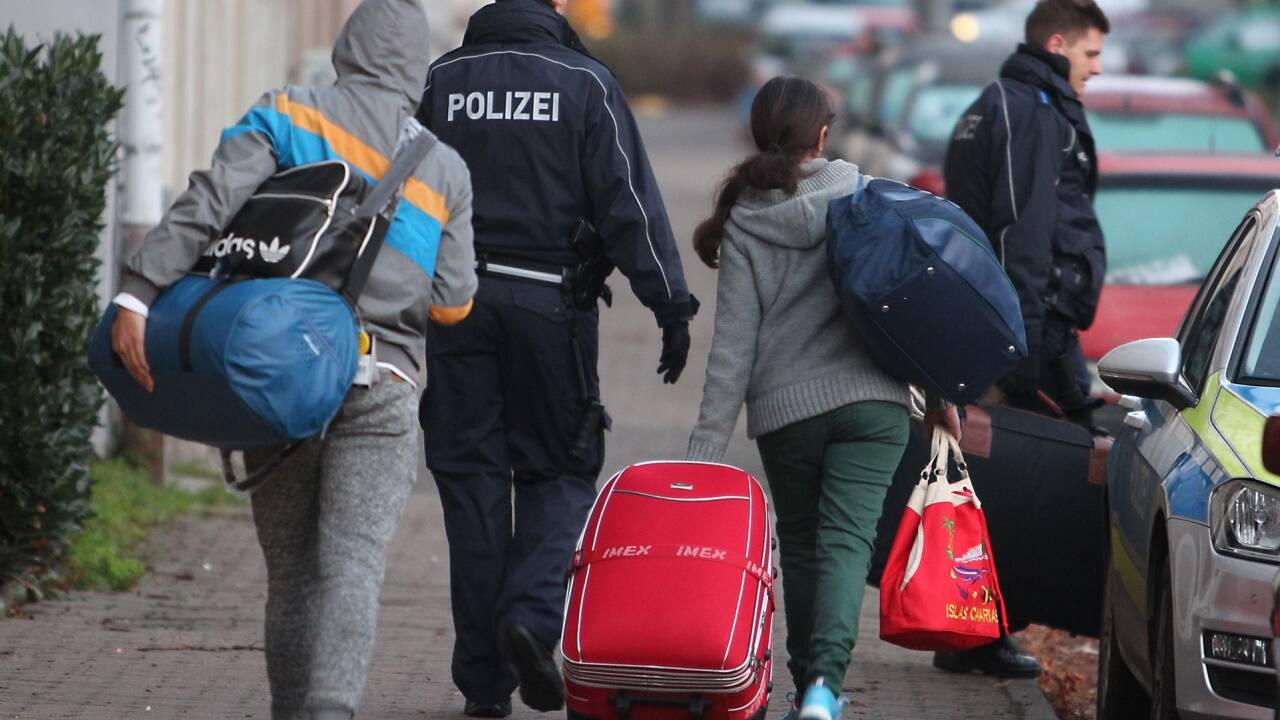Ihr Traum ist ausgeträumt: Zurück ins Ungewisse. Ihr Traum ist ausgeträumt: Zurück ins Ungewisse.