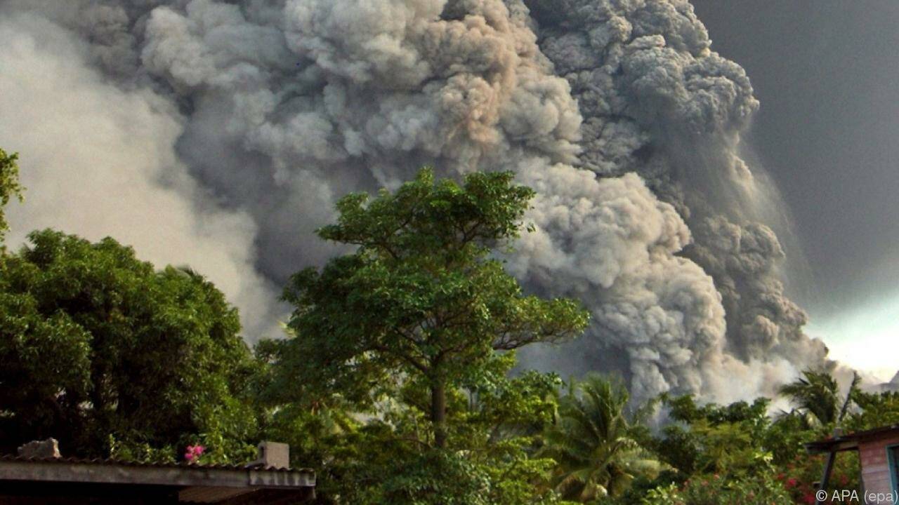 Vulkan in Papua-Neuguinea spuckt Asche und Gestein Vulkan in Papua-Neuguinea spuckt Asche und Gestein