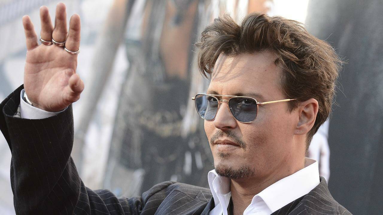 Johnny Depp steht mit seiner Tochter vor der Kamera Johnny Depp steht mit seiner Tochter vor der Kamera