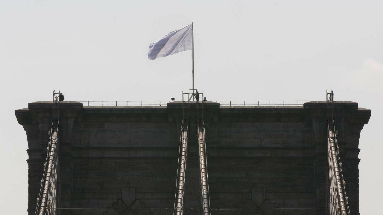 Künstler lüften Flaggen-Geheimnis der Brooklyn Bridge