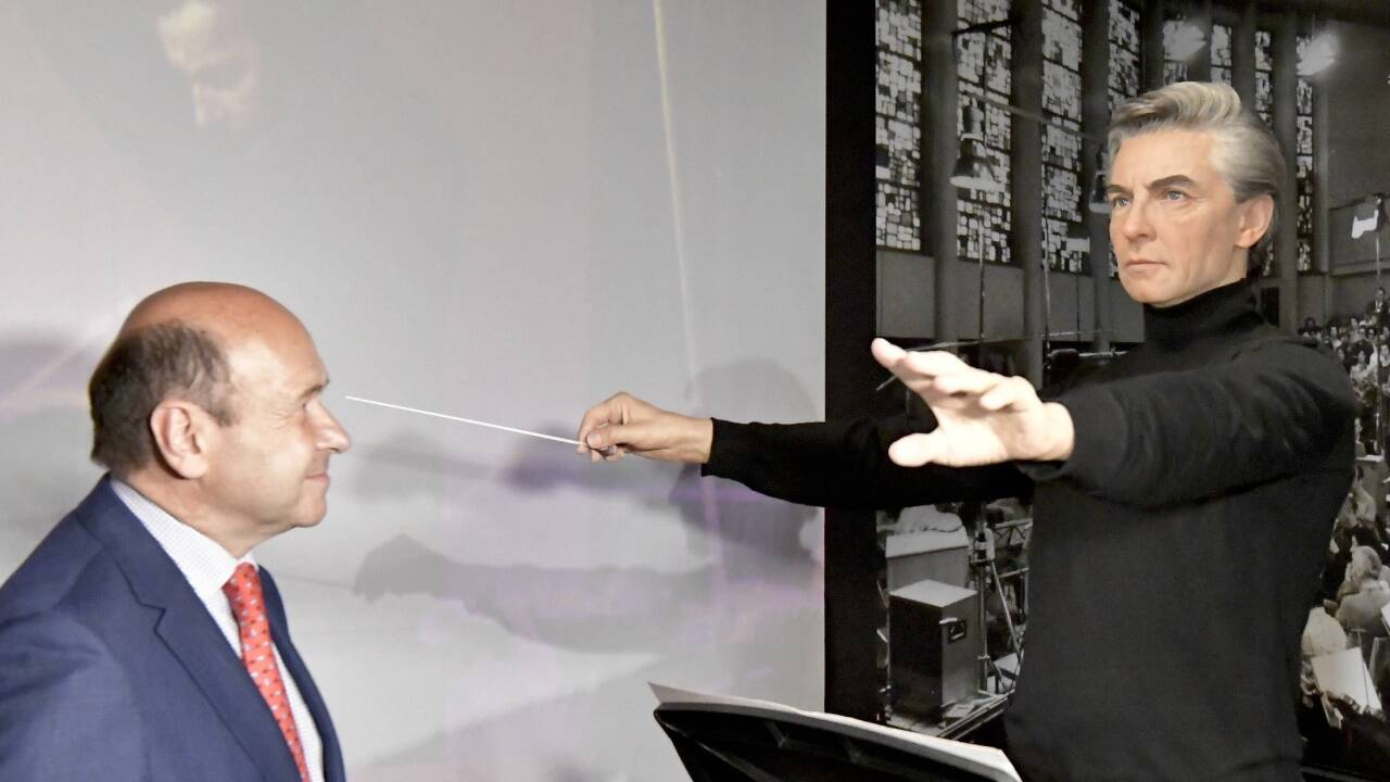 Staatsoperndirektor Dominique Meyer (L) am Montag, 16. Juli 2018, im Rahmen der Enthüllung der Wachsfigur von Herbert von Karajan im Wachsfigurenkabinett Madame Tussauds im Wiener Prater. 