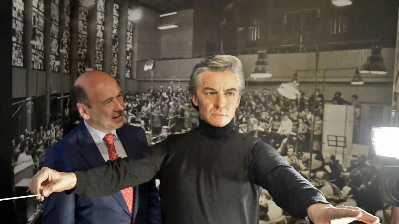 Staatsoperndirektor Dominique Meyer (L) am Montag, 16. Juli 2018, im Rahmen der Enthüllung der Wachsfigur von Herbert von Karajan im Wachsfigurenkabinett Madame Tussauds im Wiener Prater. 