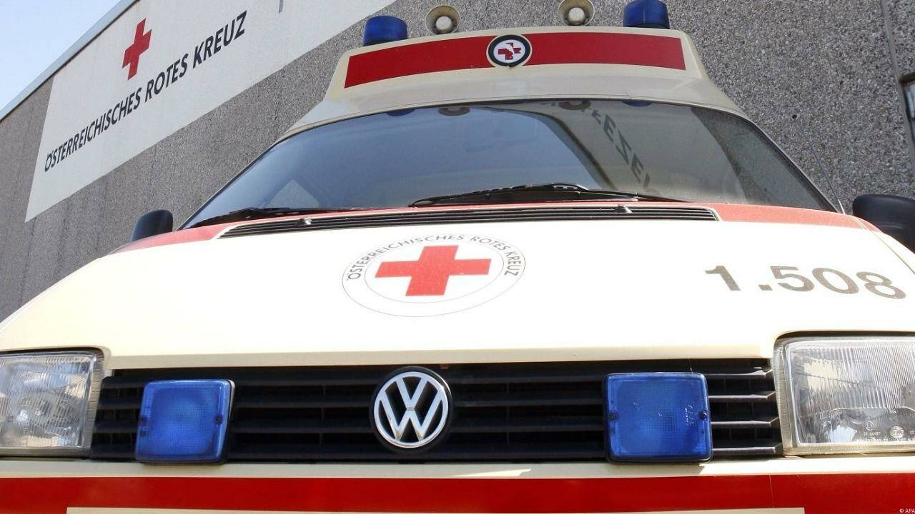Arbeitsunfall: Mann kracht Eisenstange auf den Kopf Arbeitsunfall: Mann kracht Eisenstange auf den Kopf