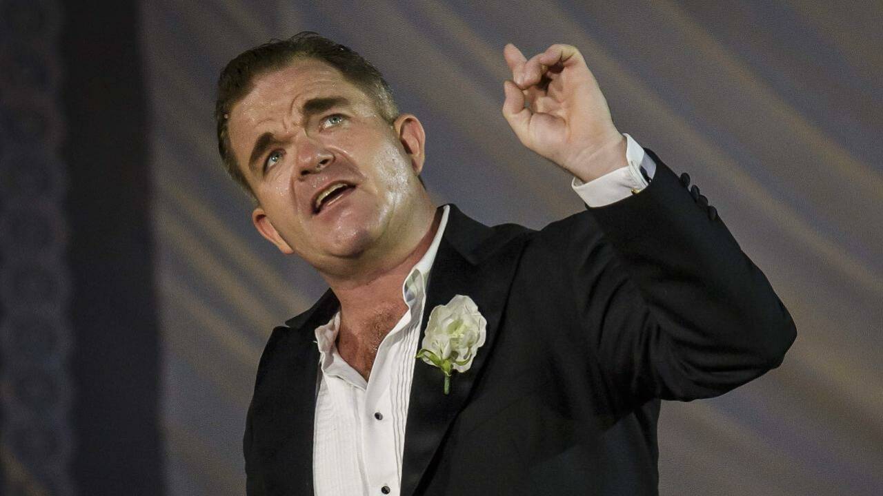 Jedermann-Nachtkritik: Die Buhlschaft fällt vom Rad