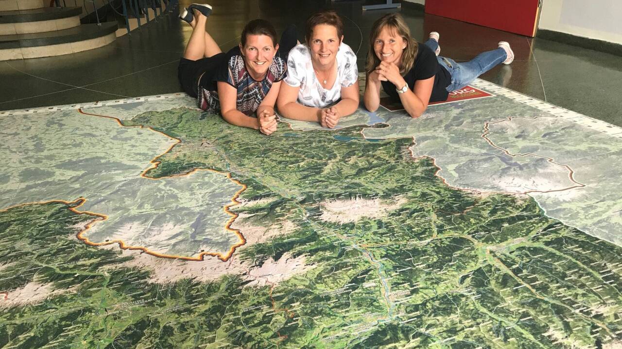 Die drei Volksschullehrerinnen und ihre Landkarte: Gabi Wagner, Elisabeth Grutschnigg und Susanne Fink (v. l.).  