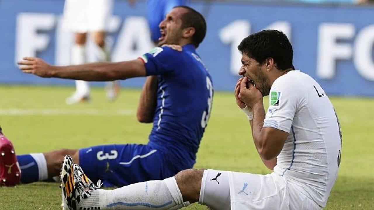 Uruguay schießt Italien aus der WM, Skandal um Suarez