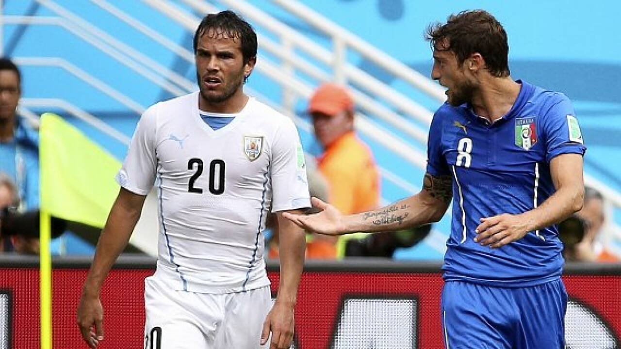 Uruguay schießt Italien aus der WM, Skandal um Suarez