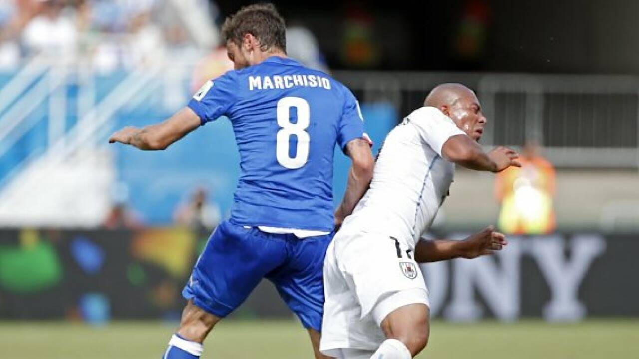 Uruguay schießt Italien aus der WM, Skandal um Suarez