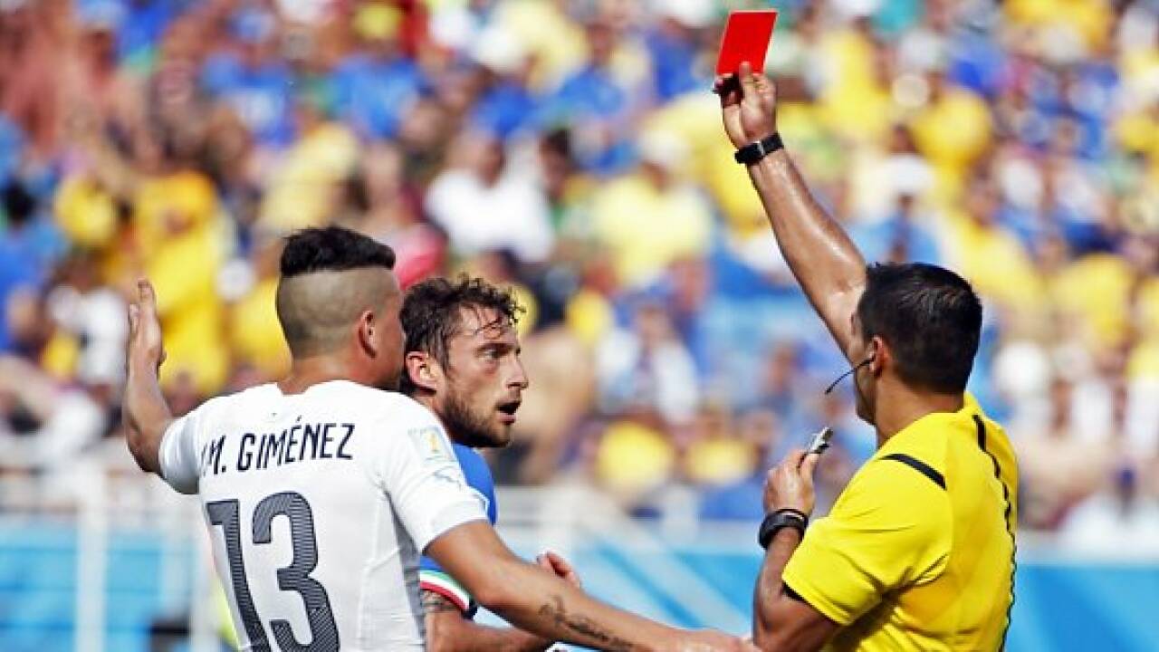 Uruguay schießt Italien aus der WM, Skandal um Suarez