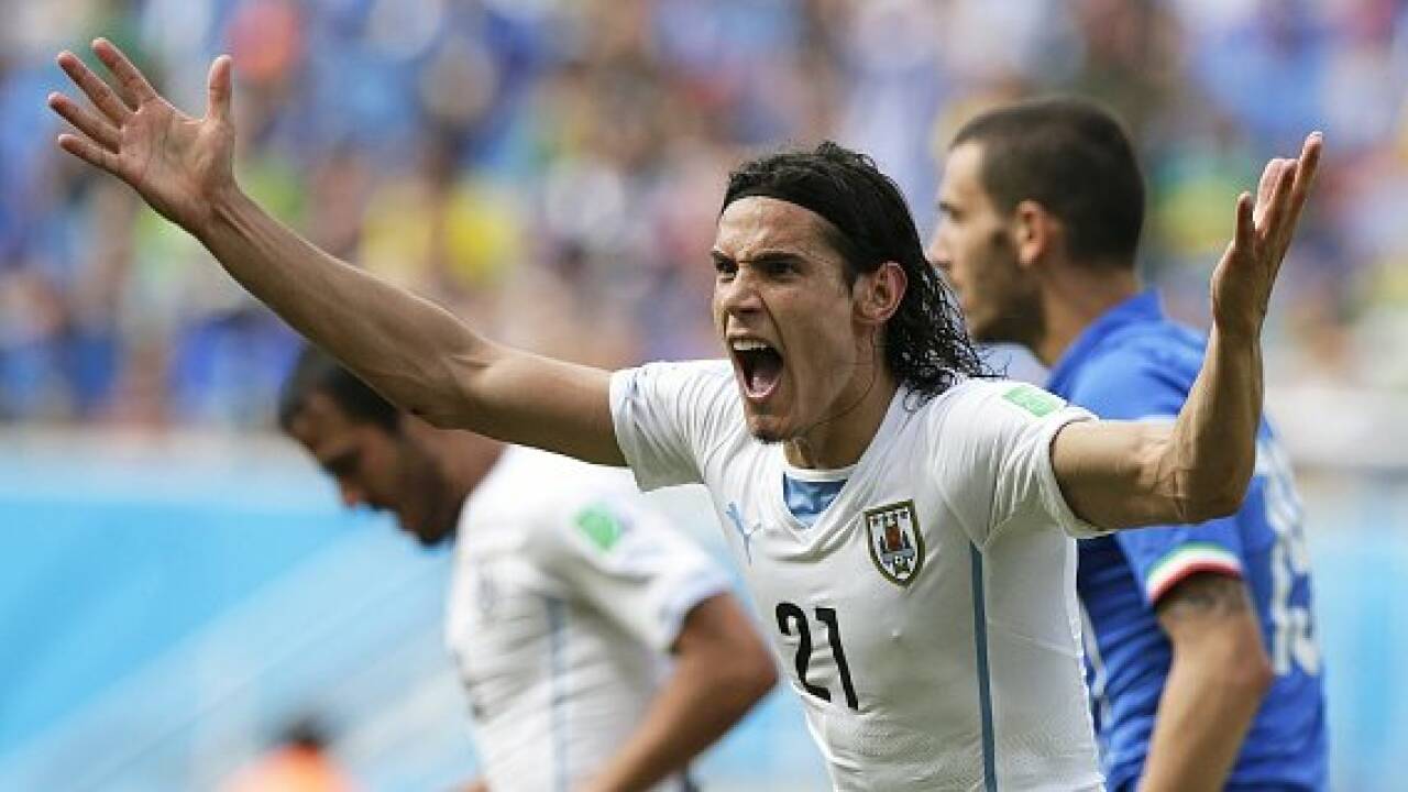 Uruguay schießt Italien aus der WM, Skandal um Suarez