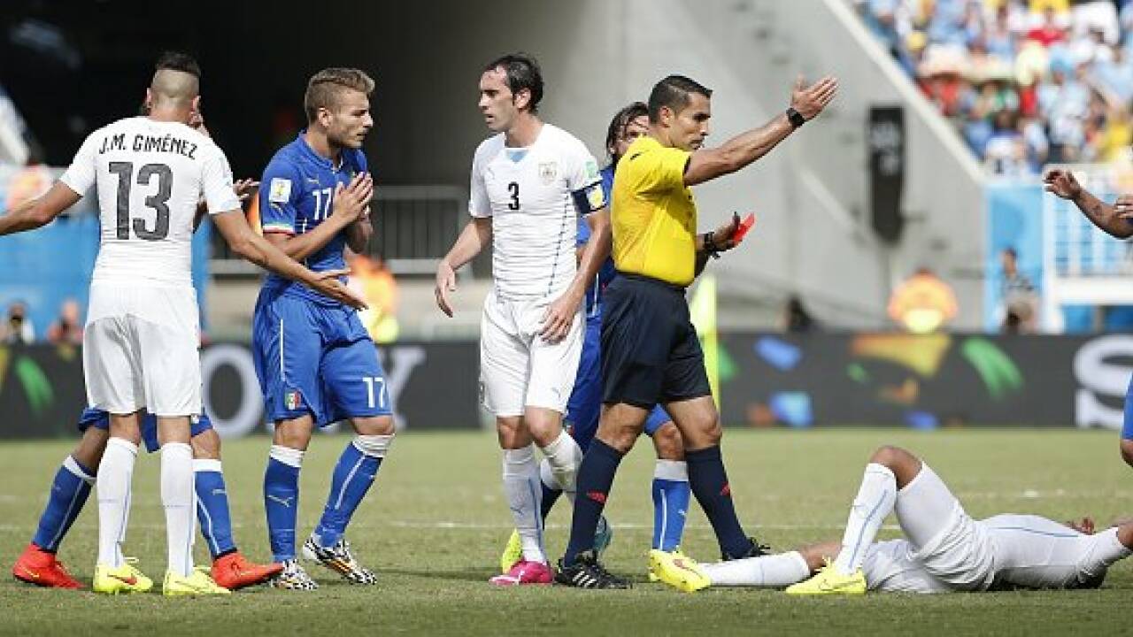 Uruguay schießt Italien aus der WM, Skandal um Suarez