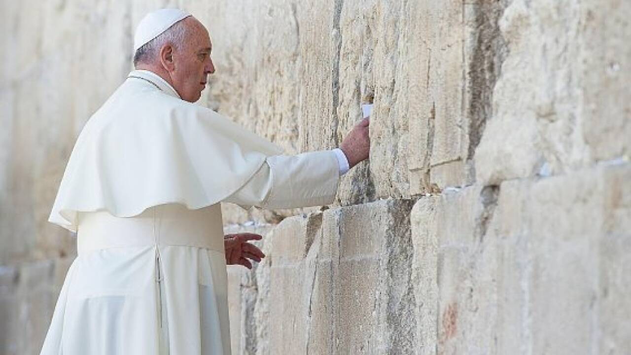 Papst Franziskus betet an der Klagemauer