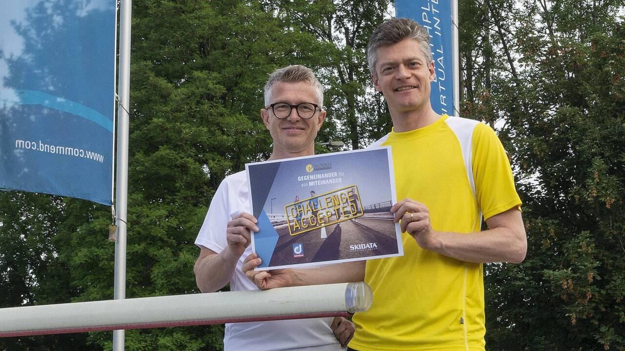 Herausforderung angenommen: Hugo Rohner, CEO Skidata, und Gerhard Sigl (links), GF Commend International, gehen mit gutem Beispiel voran und laufen selbst fleißig.  