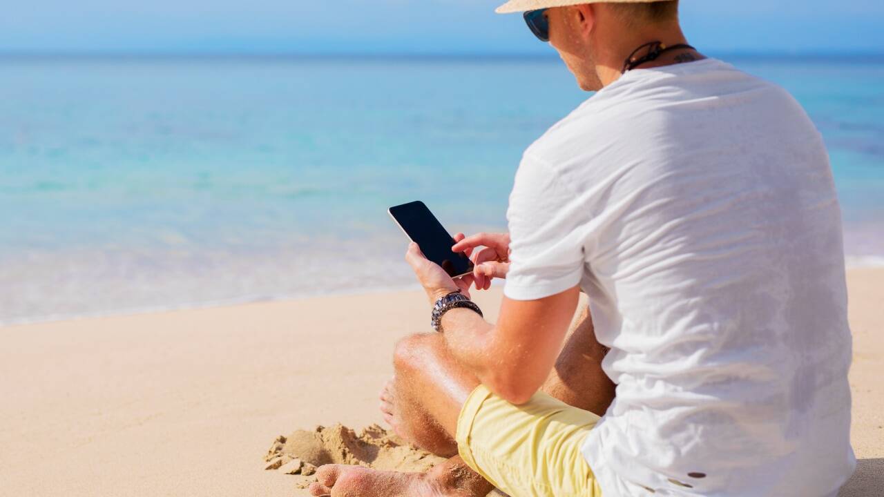 Wer selbst am Strand nicht auf sein Smartphone verzichten will, sollte ein paar Grundregeln befolgen. Wer selbst am Strand nicht auf sein Smartphone verzichten will, sollte ein paar Grundregeln befolgen.